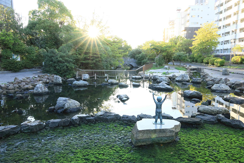 朝日にバンザイ