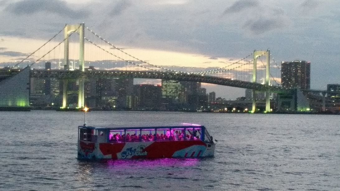 東京初！水陸両用バス「スカイダック」の夜間運行開始
